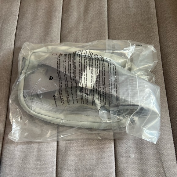 Lululemon belt bag, gray, brand new, still in bag - Picture 5 of 6